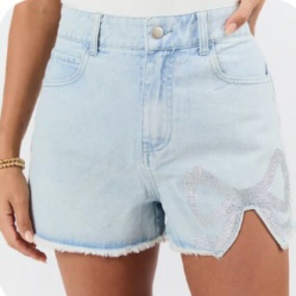 Pink Lily Women’s Dainty Dreams Light Wash Embellished Bow Denim Jean Shorts LGE